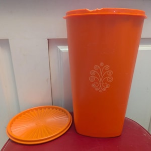 Recipiente Tupperware vintage de 16 tazas con tapa, color naranja.