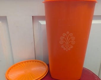 Contenitore Tupperware vintage da 16 tazze con coperchio, colore arancione.