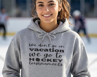 Sudadera con capucha y sudadera divertidas para mamás de hockey, regalos personalizados para la abuela entrenadora de equipo de hockey sobre césped: "No nos vamos de vacaciones, vamos a torneos de hockey".