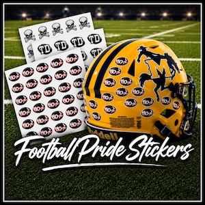 Peut inclure: Un casque de football américain jaune avec une bande bleu foncé et un logo de mascotte bleu foncé représentant un cow-boy sur un cheval, orné de nombreux petits autocollants ovales avec le texte 110%. Feuilles d'autocollants incluses.