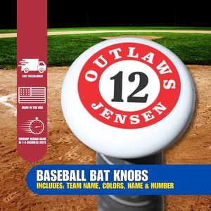 Könnte beinhalten: Weißer Baseballschlägerknauf mit einem roten Kreis mit den Texten "OUTLAWS" und "JENSEN" um die Zahl "12". Das Bild enthält auch den Text "BASEBALL BAT KNOBS" und "INCLUDES: TEAM NAME, COLORS, NAME & NUMBER."