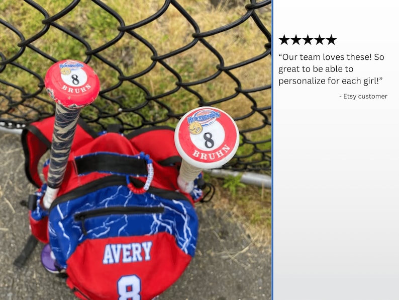 Pode incluir: Duas tampas de ponta de taco de beisebol vermelho, branco e azul com o n&uacute;mero 8 e o texto "BRUHN" nelas. As tampas de ponta do taco est&atilde;o presas a tacos de beisebol. Uma bolsa de beisebol vermelha, azul e branca com o nome "AVERY" e o n&uacute;mero 8 nela.