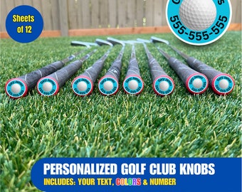 Könnte beinhalten: Ein Satz von 12 personalisierten Golfclub-Knöpfen mit einem Golfball-Design. Die Knöpfe sind blau und weiß mit roten Akzenten. Der Text "Gary James 555-555-555" ist auf den Knöpfen gedruckt. Der Text "Personalisierte Golfclub-Knöpfe" und "Enthält: Ihren Text, Farben & Nummer" ist unter den Knöpfen gedruckt.
