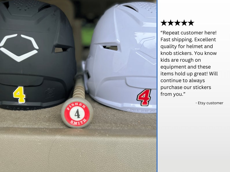 Pode incluir: Dois capacetes de beisebol brancos com viseiras pretas e um taco de beisebol preto com um adesivo vermelho e branco que diz "Fisher Smith 4". Os capacetes t&ecirc;m um adesivo branco com o n&uacute;mero "4" no lado. O taco tem um adesivo branco com o n&uacute;mero "4" no lado. Os capacetes e o taco est&atilde;o sobre uma superf&iacute;cie marrom. "Cliente recorrente aqui! Envio r&aacute;pido. Excelente qualidade para os adesivos de capacete e bot&atilde;o. Voc&ecirc; sabe que as crian&ccedil;as s&atilde;o duras com o equipamento e esses itens aguentam muito bem! Vou continuar comprando seus adesivos sempre." - Cliente Etsy