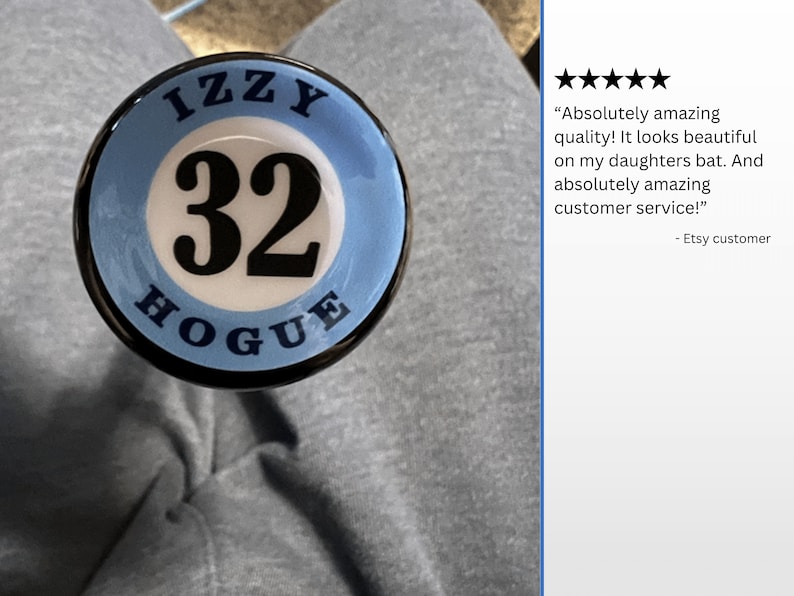 Pode incluir: Um taco de beisebol azul e branco com o nome "IZZY" e o n&uacute;mero "32" nele. O taco tamb&eacute;m tem a palavra "HOGUE" escrita nele. O taco est&aacute; sentado em uma superf&iacute;cie cinza. "Qualidade absolutamente incr&iacute;vel! Parece linda no taco da minha filha. E um servi&ccedil;o ao cliente absolutamente incr&iacute;vel!" - Cliente Etsy