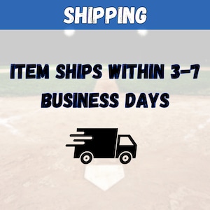 Pode incluir: Um caminh&atilde;o de entrega preto sobre um fundo branco. O texto "ITEM SHIPS WITHIN 3-7 BUSINESS DAYS" &eacute; exibido acima do caminh&atilde;o.