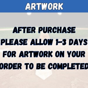 Pode incluir: Um campo de beisebol com uma base branca e um c&eacute;u azul e branco. O texto "ARTWORK" est&aacute; no topo da imagem. O texto "AFTER PURCHASE PLEASE ALLOW 1-3 DAYS FOR ARTWORK ON YOUR ORDER TO BE COMPLETED" est&aacute; no centro da imagem.