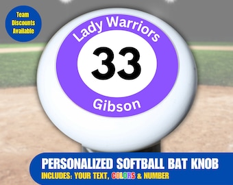 Adesivos personalizados para o cabo do taco de softball. Escolha o texto, o número e as cores. Fácil de aplicar, rastreia o seu taco, descontos para equipes inclusos, sem pedido mínimo.
