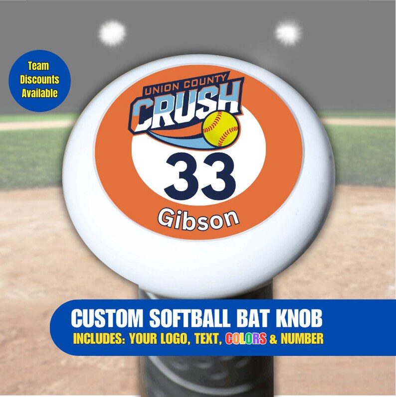 Pode incluir: Bot&atilde;o de taco de softball personaliz&aacute;vel com uma base branca e um c&iacute;rculo laranja com o texto "UNION COUNTY CRUSH" em azul e branco, um gr&aacute;fico de softball, o n&uacute;mero "33" em azul e o nome "Gibson" em preto.