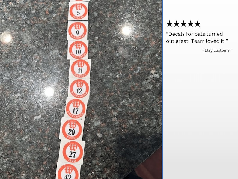 Pode incluir: Um conjunto de 10 adesivos de n&uacute;meros para taco de beisebol vermelho e branco com letras brancas. Os n&uacute;meros s&atilde;o 5, 9, 10, 11, 12, 17, 20, 27 e 42. Os adesivos est&atilde;o em uma bancada de granito.