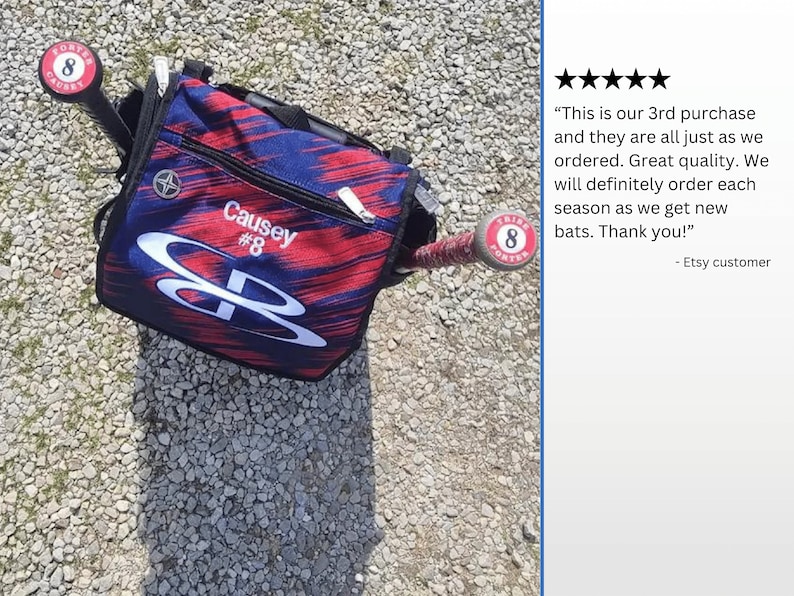 Pode incluir: Uma bolsa de beisebol vermelha, branca e azul com o nome "Causey #8" impresso nela. A bolsa est&aacute; sobre uma superf&iacute;cie de cascalho ao lado de um taco de beisebol com um adesivo vermelho e branco que diz "Tribe #8"