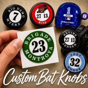 Puede incluir: Una colección de pomos circulares personalizados para bates con varios colores de equipo, nombres de jugadores y números de camiseta. Se sostiene un pomo que muestra un borde verde con el texto BRIGADE MONTROYA y el número 23.