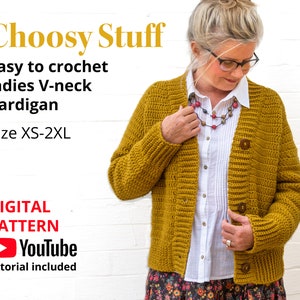 Puede incluir: Un cárdigan de crochet amarillo mostaza con cuello en V y cierre de botones. El cárdigan lo lleva puesto una persona con el pelo rubio corto y gafas. El texto "Choosy Stuff" está en la parte superior de la imagen. El texto "Easy to crochet ladies V-neck Cardigan" está debajo del título. El texto "Size XS-2XL" está debajo de la descripción. El texto "DIGITAL PATTERN" está en la esquina inferior izquierda de la imagen. El texto "►YouTube" está debajo del texto "DIGITAL PATTERN". El texto "tutorial included" está debajo del logotipo de YouTube.