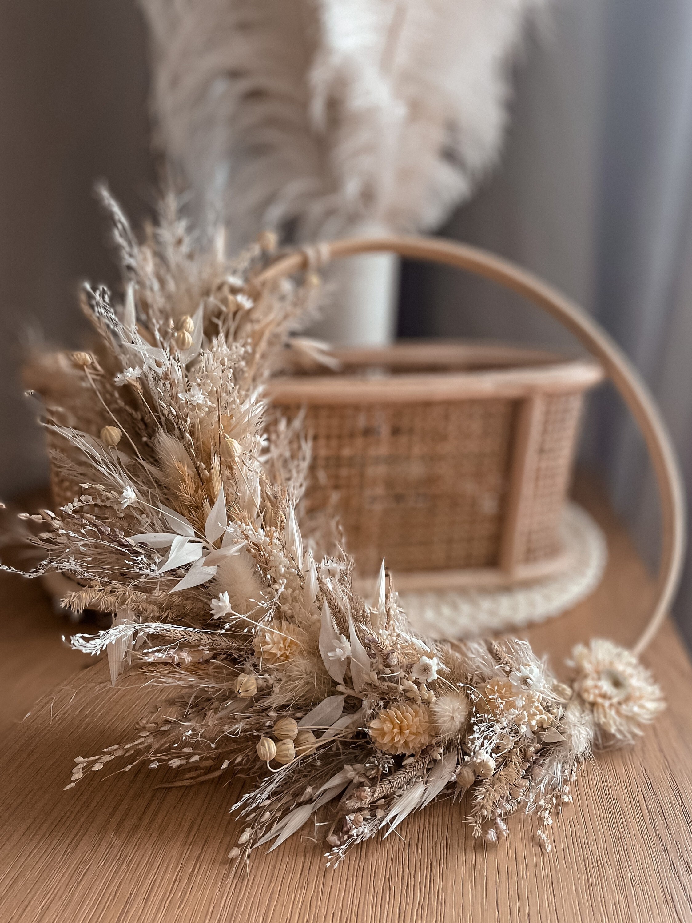 Couronne de Fleurs Séchées avec Herbe Pampa, Ruscus, Phalaris et Munnigras Dans Le Style Boho Différ