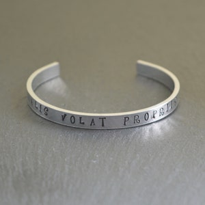 ALIS VOLAT PROPRIIS Hand gestempelter Aluminium Armreif Inspirierendes Lateinisches Zitat Hypoallergen Einstellbare Personalisierbare CWtChUS Geschenk