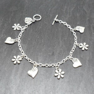Herzen & Blumen Silber Bettelarmband Herz Charms Blumen Charms Silberplatte Kabelkette Knebelverschluss Cwtchusstore Schmuck