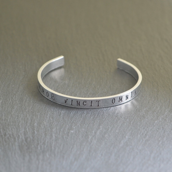 AMOR VINCIT OMNIA Bracelet en aluminium estampé à la main Citation latine inspirante Hypoallergénique Réglable Personnalisable CWtChUS Cadeau