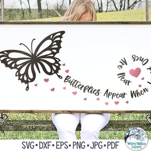 Schmetterlinge erscheinen, wenn geliebte Personen in der Nähe sind SVG, Schmetterling-Gedenkschild, In Erinnerung, Erinnerung Geschenkschild, Png, Vinyl Aufkleber Datei für Cricut