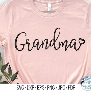 Puede incluir: Una camiseta rosa con la palabra "Abuela" escrita en cursiva negra con un pequeño corazón al final.