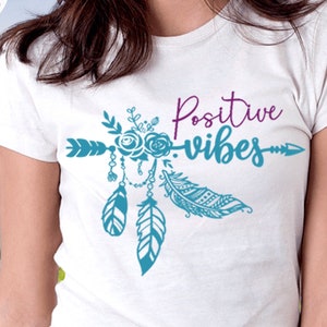 Ambiance positive SVG pour Cricut, flèche bohème avec fleurs et plumes, citation inspirante, chemise motivante pour femme PNG JPG, fichier coupé