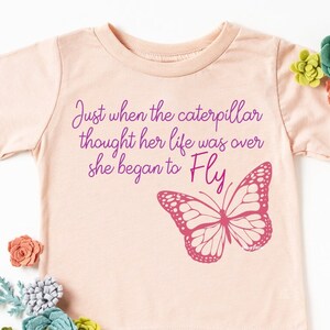 Justo cuando la oruga pensó que su vida había terminado, comenzó a volar SVG, cita inspiradora con mariposa, archivo de calcomanía de vinilo para Cricut