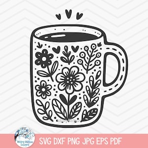 Op de afbeelding: Een zwart-witte illustratie van een koffiemok met een bloemenontwerp. De mok is gevuld met koffie en heeft een handvat. Er zijn drie harten boven de mok.