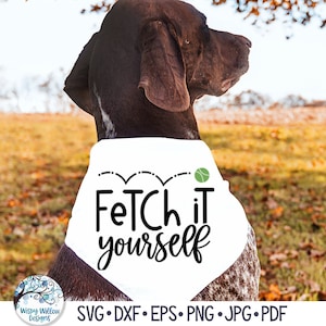 Op de afbeelding: Een bruine en witte hond die een witte bandana draagt met de tekst "Fetch it yourself" en een groene tennisbal afbeelding.