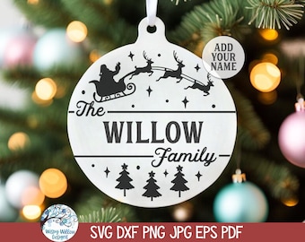 Puede incluir: Adorno navideño redondo blanco con una silueta negra de Papá Noel en un trineo tirado por renos. El adorno tiene el texto "The Willow Family" y estrellas.