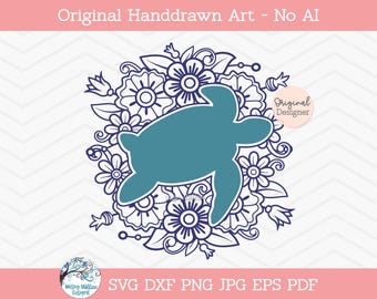 Könnte beinhalten: Eine blaugrüne Meeresschildkröten-Silhouette zentriert über einem dunkelblauen floralen Kranz aus Linienkunst. Das Design enthält den Text Original Handdrawn Art - No AI oben und SVG DXF PNG JPG EPS PDF unten sowie ein rundes Original Designer-Logo.