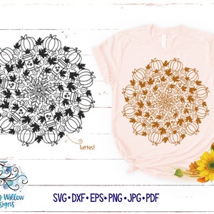 Op de afbeelding: Een zwart-wit mandala-ontwerp met pompoenen, koffiebekers en bladeren. Het ontwerp is omringd door de tekst "Lattes!" en is beschikbaar in de formaten SVG, DXF, EPS, PNG, JPG en PDF.