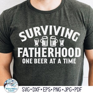 Sobrevivir a la paternidad una cerveza a la vez SVG, regalo divertido del día del padre, diseño de camiseta de papá bebiendo PNG, alcohol, archivo de calcomanía de vinilo para Cricut
