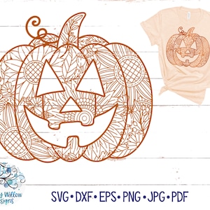 Op de afbeelding: Een oranje lijnkunst-pompoen met een gedetailleerd, ingewikkeld ontwerp. De pompoen heeft een uitgesneden gezicht met een brede glimlach en twee grote ogen. Het ontwerp doet denken aan een mandala of een bloemenpatroon.