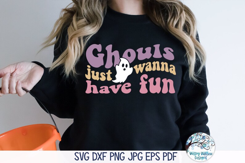 Maglietta Divertente Donna Halloween: 'Ghouls Just Wanna Have Fun' - Grafica Vintage Streghe