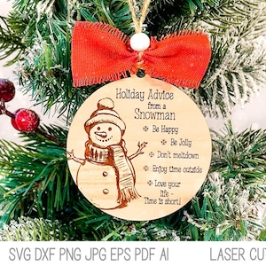 Op de afbeelding: Een houten kerstversiering met een sneeuwpopillustratie en de tekst "Holiday Advice from a Snowman" met een lijst met adviezen: "Be Happy", "Be Jolly", "Don't meltdown", "Enjoy time outside", "Love your life", "Time is short!"