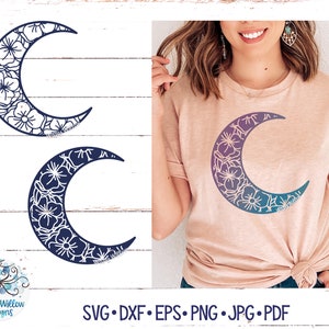 Puede incluir: Dos diseños digitales de una luna creciente con un patrón floral. La luna está delineada en azul oscuro y el patrón floral es blanco. Los diseños se muestran sobre un fondo de madera blanca y sobre una camiseta rosa.