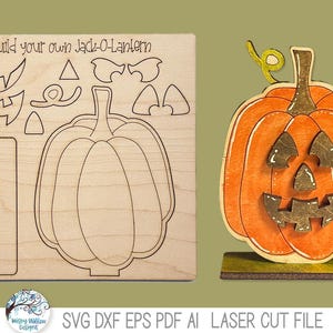 Op de afbeelding: Houten Jack-O-Lantern knutselset met een uitgesneden pompoen en losse onderdelen voor montage. De afgewerkte pompoen is oranje met een uitgesneden gezicht en staat op een groene basis. De set bevat de tekst "Build your own Jack-O-Lantern".