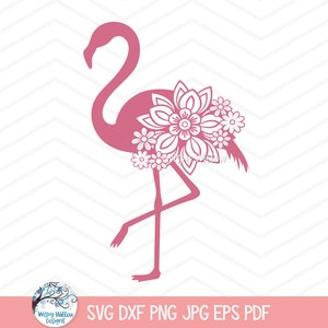 Peut inclure: Une silhouette de flamant rose avec un motif floral stylisé sur le corps. Le design comprend un logo circulaire dans le coin inférieur gauche et le texte SVG DXF PNG JPG EPS PDF situé au bas de l'image.