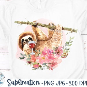 Könnte beinhalten: Aquarell-Illustration eines Faultiers, das an einem Ast mit rosa Blüten und Grün hängt. Das Faultier hält ein Glas Wein. Das Bild ist auf weißem Hintergrund.