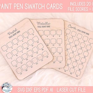 Peut inclure: Trois cartes d'&eacute;chantillons en bois clair pour stylos &agrave; peinture Tooli, &eacute;tiquet&eacute;es Pastel, Metallic et Earth. Chaque carte pr&eacute;sente une grille de carr&eacute;s num&eacute;rot&eacute;s pour tester les couleurs, des en-t&ecirc;tes de texte et un petit trou circulaire.