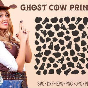 Può includere: Un design digitale con un motivo di forme di fantasmi neri e macchie di mucca. Il testo "GHOST COW PRINT" è visualizzato sopra il motivo. Sotto il motivo ci sono i tipi di file: SVG, DXF, EPS, PNG, JPG e PDF.