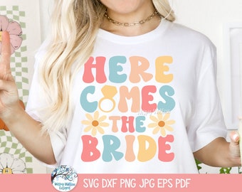 Ecco che arriva la sposa SVG per Cricut, camicia da festa nuziale retrò groovy PNG, divertente floreale discoteca hippie sposa, matrimonio anni '70, JPG stampabile