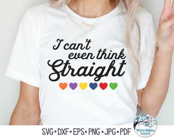 Può includere: Maglietta bianca con il testo "I can't even think straight" in corsivo nero. Una fila di sei cuori arcobaleno sono sotto il testo.