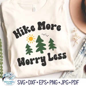 Camina más, preocúpate menos SVG para Cricut, frase para acampar al aire libre PNG, cita de senderismo para sublimación Jpg, camiseta con frase de aventura, archivo de corte de calcomanía de vinilo