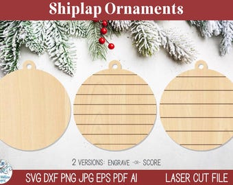 Könnte beinhalten: Drei kreisförmige, helle Holzornamente mit einem Loch an der Oberseite. Ein Ornament ist schlicht, während zwei mit horizontalen eingravierten Linien versehen sind. Der Text umfasst "Shiplap Ornaments", "2 VERSIONS: ENGRAVE -OR- SCORE" und "SVG DXF PNG JPG EPS PDF AI LASER CUT FILE".