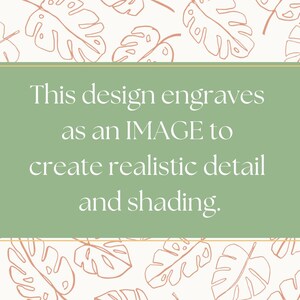 Op de afbeelding: Een rechthoekig saliegroen bord met een dunne gouden rand met de witte tekst: This design engraves as an IMAGE to create realistic detail and shading. De achtergrond is een herhalend patroon van lichtroze omtrekken van monstera-bladeren.