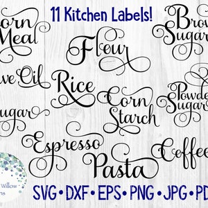 Può includere: Undici etichette da cucina in bianco e nero con scrittura corsiva. Le etichette includono: Farina di mais, Farina, Riso, Zucchero, Zucchero di canna, Zucchero a velo, Olio d'oliva, Amido di mais, Espresso, Pasta e Caffè.