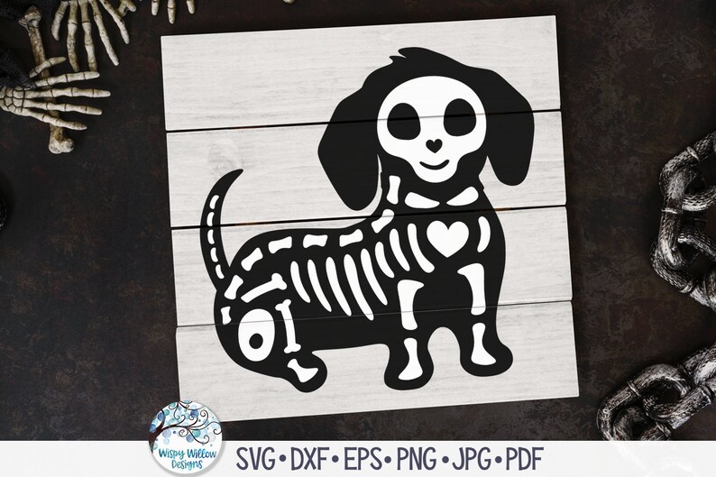 K&ouml;nnte beinhalten: Ein wei&szlig;es Holzschild mit der schwarzen Silhouette eines Dackels mit wei&szlig;em Skelettaufdruck. Der Hund hat eine herzf&ouml;rmige Nase und ein Herz auf der Brust. Unter dem Schild steht der Text SVG, DXF, EPS, PNG, JPG und PDF.