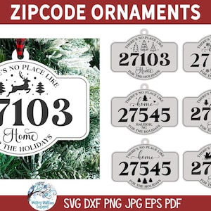 Könnte beinhalten: Sechs weiße Weihnachtsbaumschmuckstücke mit grauem Hintergrund. Jeder Anhänger zeigt eine schwarze Silhouette eines Weihnachtsbaums, eines Rentiers oder eines Herzens. Die Anhänger enthalten auch den Text "There's no place like home for the holidays" und eine Postleitzahl. Die Postleitzahlen sind 27103 und 27545.