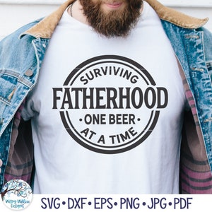 Sobrevivendo à paternidade, uma cerveja de cada vez SVG para Cricut, citações de homens engraçados PNG, presente de dia dos pais, design de camiseta para pai de cerveja, arquivo de decalque de vinil