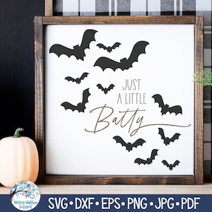 Just A Little Batty SVG para Cricut, divertido letrero de Halloween, diseño de letrero cuadrado de otoño de granja, archivo de calcomanía de vinilo- SVG Png Jpg Descargar